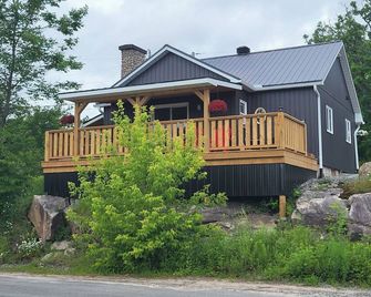 Beautiful, new cottage with stunning views. Prime location in Port Loring - Port Loring - Building