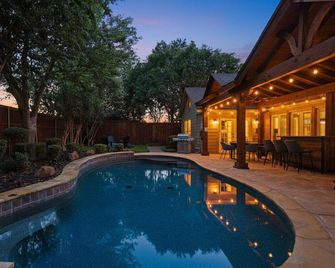 5bd 2ba W Backyard Oasis Pool Jacuzzi Firepit - Corinth - Pool