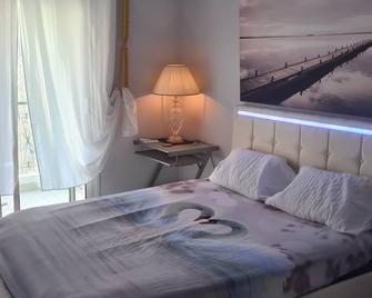 Cannes carnot - קאן - חדר שינה