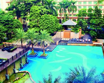 Dong Fang Hotel Guangzhou - גואנגג'ואו - בריכה