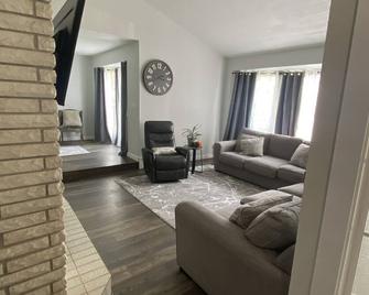 Family friendly Getaway in private culdesac - East Wenatchee - Living room