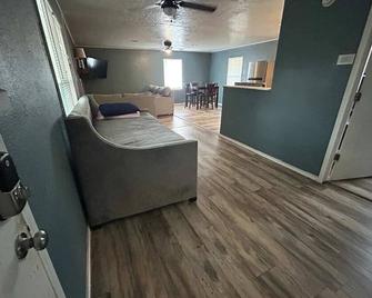 1 bedroom with a fireplace close to base - Lawton - Living room