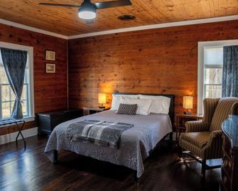 Blue Oak Haven in the heart of Lufkin, TX is stylish, updated, and roomy. - Lufkin - Slaapkamer