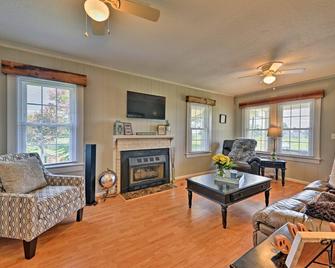 Peaceful Elkin Vacation Rental about 17 Mi to Mt Airy! - Dobson - Living room