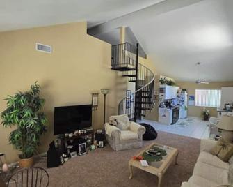 Very Private Guest House for 6 on Private 3.25 acre Estate behind 2 secure gates - Simi Valley - Living room