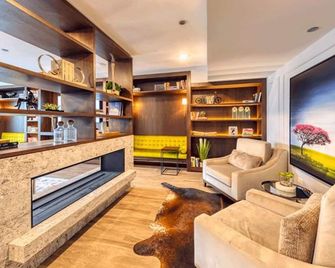 Luxe Logan Square 2BR w/ Gym, Roof Deck, 1 block to L, by Blueground (ID #CHI371) - Chicago - Huiskamer