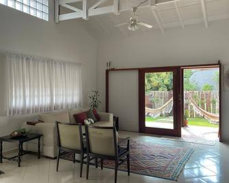Beach house with pool in a safe and quiet condominium. - Maranduba - Sala de estar