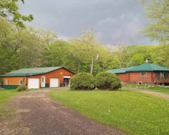 Wagonwheel Ranch - Viroqua - Building