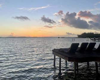 Beautiful Villa just steps away from the beach! - جورج تاون (الباهاماس) - شاطئ