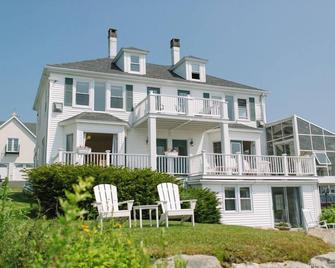 Admiral's Quarters Room 13 - Premier Ocean View 2 Room King Suite W/ Living Room, Fireplace, Patio - Boothbay Harbor - Rakennus