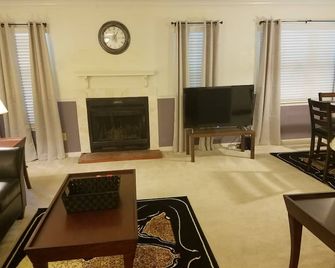 Triad III-Spacious 2br Condo! Newly Remodeled!! Great Location!!!!!! - Greensboro - Living room