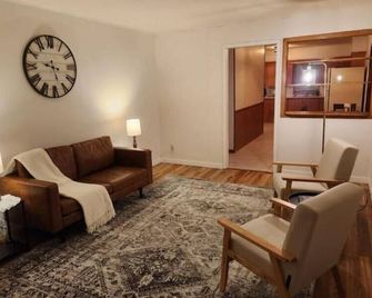 Hill Cottage - Park River - Living room