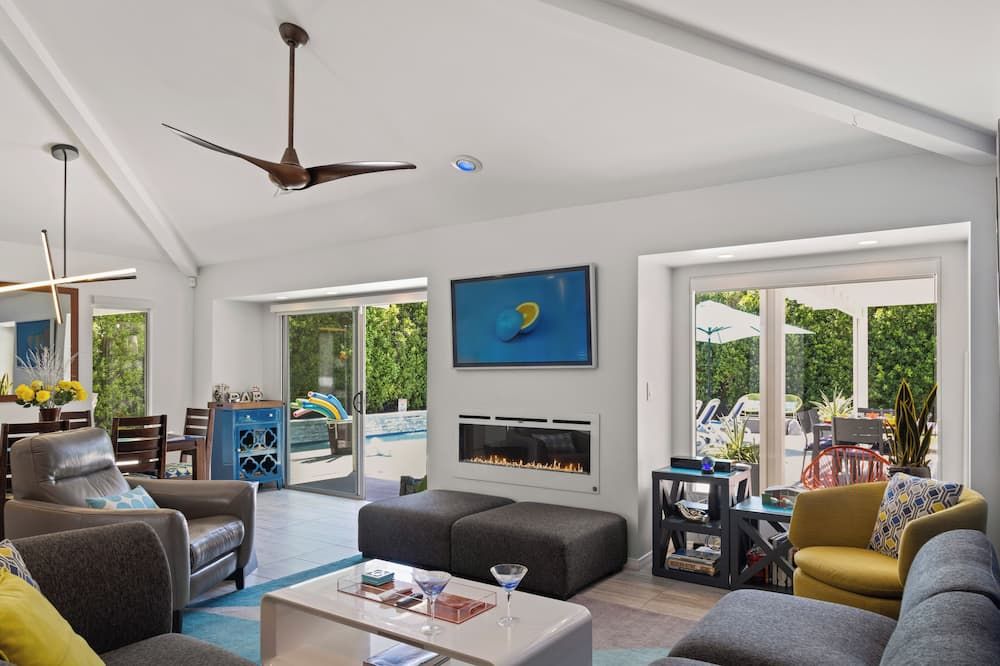Mod Desert Oasis with Fire Pit and Saltwater Pool - Palm Springs - Sala de estar