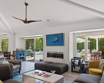 Mod Desert Oasis with Fire Pit and Saltwater Pool - Palm Springs - Sala de estar