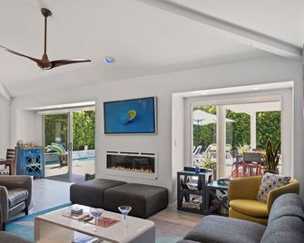 Mod Desert Oasis with Fire Pit and Saltwater Pool - Palm Springs - Sala de estar