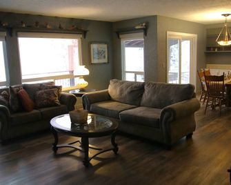 Spacious 5-bedroom house in lovely Payette with WiFi, AC, fitness room, pool. - Payette - Sala de estar