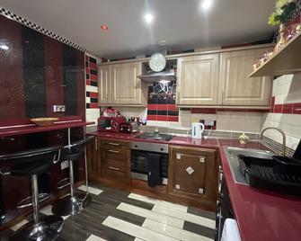 Luxurious Entire 3 Bedroom Apt- Arabian Nights - Glasgow - Kitchen