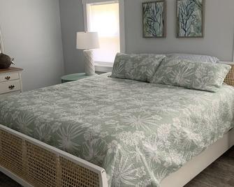 Chicky's Place - Spacious Two Bedroom Condo- 15 min walk to Footbridge Beach - Ogunquit - Bedroom