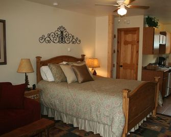 Gorgeous Mountain Views in Downtown Red River - Red River - Habitación