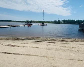 Beautiful 2 bedroom Lake front Cottage - West Nipissing - Pláž