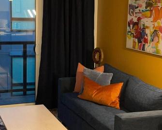 Full Kitchen-youtubetv-smart Locksking Bedtop Fl - Tacoma - Living room