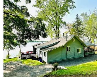Private Beach Waterfront Cottage - Napanee - Budova