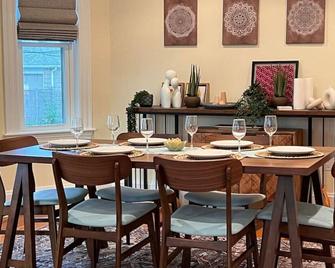 Your Boston Retreat - Great porches - 2/BR sleep 6 - Everett - Dining room