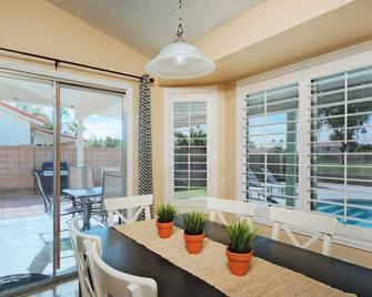 Relax in Sunny Arizona with heated pool and beautiful views - Avondale - Dining room