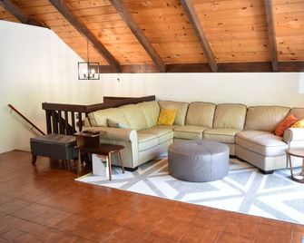 Cozy, peaceful chalet tucked in the woods! 2 miles from the beach on Lake Huron. - Presque Isle - Sala de estar