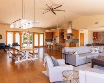 Luxury Mountain Estate Sleeps 11 - Valley Center - Living room