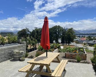 Lake Views - new apartment with room to relax - Wanaka - Patio