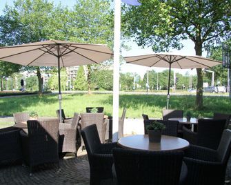 Bastion Hotel Leiden Voorschoten - Leiden - Patio