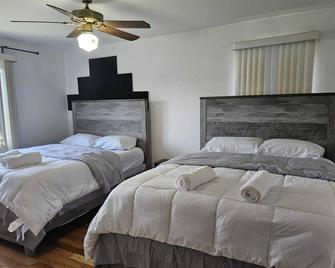 Big Family Home with 4 King Beds - Elmhurst - Bedroom