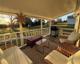 Peaceful and Charming Getaway 4-bedroom home in Braselton with WiFi, AC - Braselton - Balkón