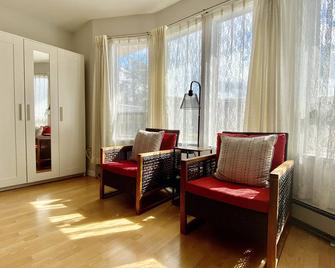 Burnaby Metrotown Cozy 3 Bedroom Suite - Burnaby - Living room