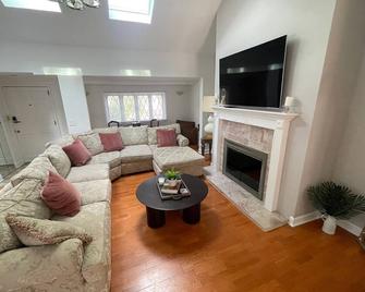 New Jersey home, close to NY City Fun! - Englewood - Living room