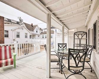 No-Frills Hampton Cottage - Steps to Beach! - Hampton - Balcony
