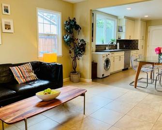 Modern 2Bed/1Bath bungalow style suite in Willow Glen - San Jose - Living room
