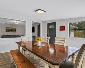 Roomy 5/2 in Orange Park - Orange Park - Dining room