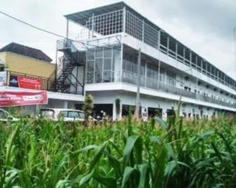 D'Sawah Homestay - Ceper - Edificio