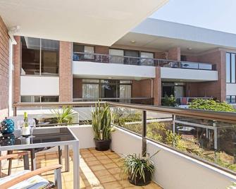 The Commodore, 23,9-11 Donald Street - Delightful unit with gorgeous water views, air con and wi-fi - Nelson Bay - Balcony