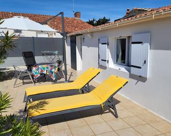 Charmante maison rénovée avec jardin commun, proche plage et commerces, idéale pour 2 personnes - FR-1-426-509 - Saint-Vincent-sur-Jard - Patio