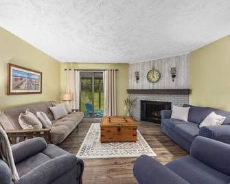 Cozy 2BR Cottage Apartment by Lake Bella Vista - Rockford - Living room