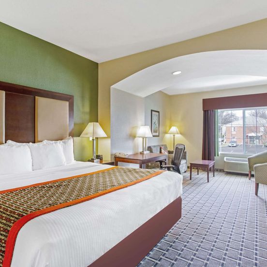 Bedroom view of La Quinta Inn & Suites by Wyndham Lancaster