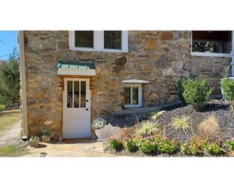 Cozy, stylish, country studio minutes from downtown Waynesville. - Waynesville - Building