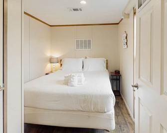 Ms. Sara's Hideaway - Port St. Joe - Bedroom