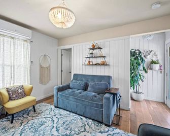 Chic comfort just a stroll from the sea! - Seaside - Sala de estar