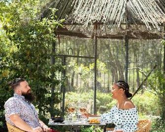 Hotel restaurant le Colombier - Remoulins - Патіо