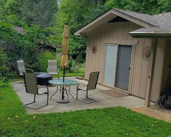 Dog Friendly Moonfall Cottage Gatlinburg - Gatlinburg - Patio