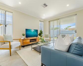 Bright & Airy 3-Bed House Near Rockingham Beach - Rockingham - Вітальня